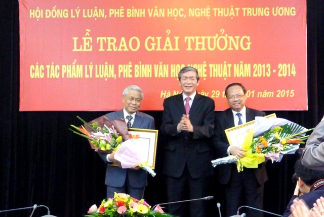 Lễ trao thưởng các tác phẩm lý luận, phê bình văn học, nghệ thuật năm 2013-2014  - ảnh 1